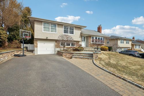15 Farragut Rd, Old Bethpage, NY, 11804-1227 | Card Image