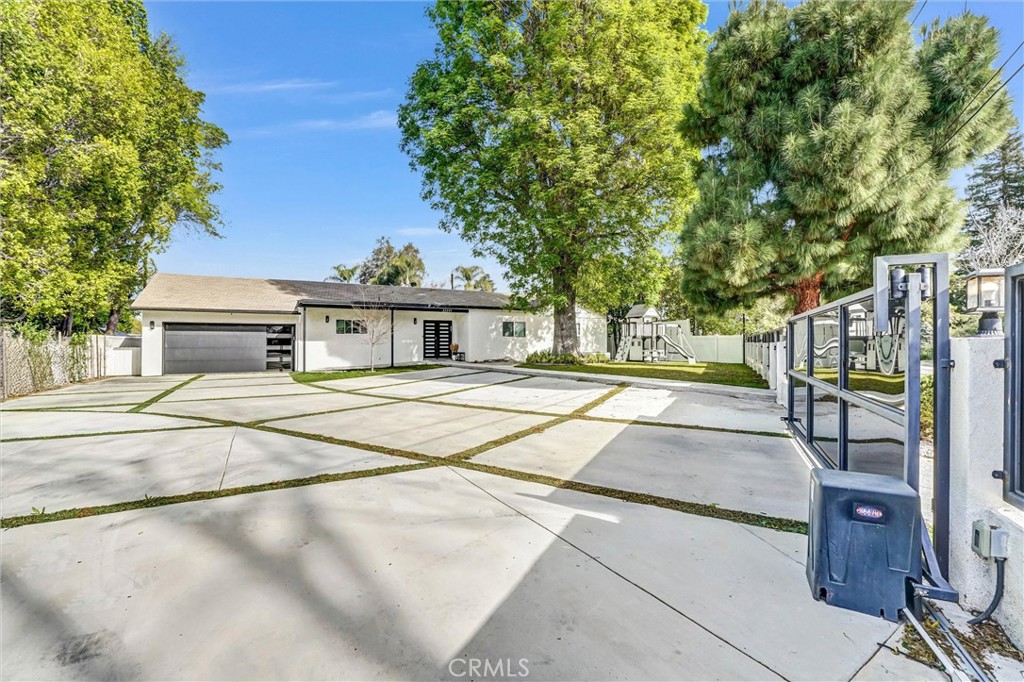 Residential in Woodland Hills