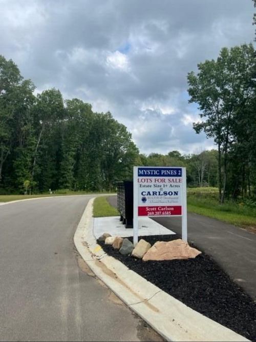 33-8233 Scots Pine Cir, Kalamazoo, MI, 49009-7477 | Card Image