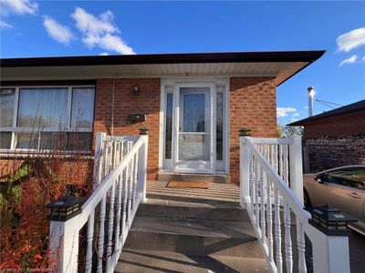 40 Ashwood Cres, House other with 5 bedrooms, 2 bathrooms and 4 parking in Brampton ON | Image 2