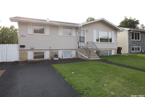 1814 Arlington Ave, Saskatoon, SK, S7H2Y7 | Card Image