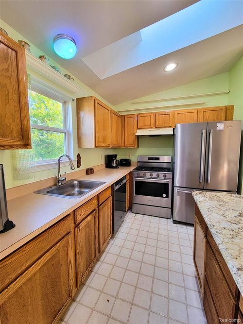 708 Ridgecrest Dr, Fenton, MI, 48430-4152 | Card Image