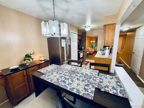 28232 Universal Dr, Warren, MI, 48092-2434 | Card Image