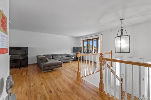 35 Westwind Rd, Yonkers, NY, 10710-1711 | Card Image