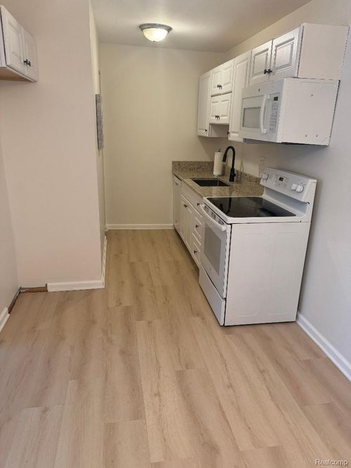 810 Plate St, Rochester, MI, 48307-1658 | Card Image