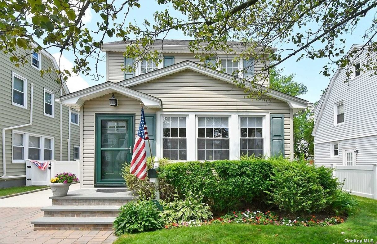 Harvard St, Williston Park, NY 11596