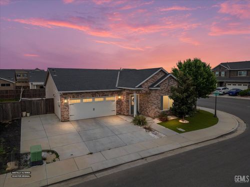 9001 Brook Shadow Way, Shafter, CA, 93263-3171 | Card Image
