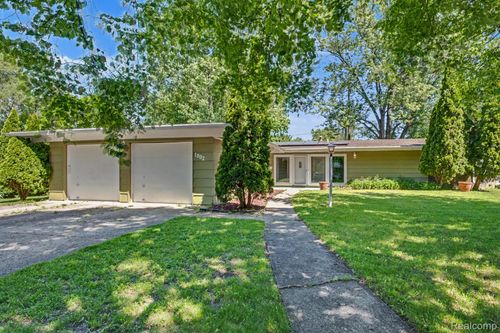 1902 Windsor Ln, Flint, MI, 48507-6029 | Card Image