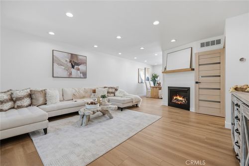 9502 Via Salerno, Burbank, CA, 91504-1227 | Card Image