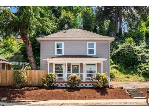 601 Mcclaine St, Silverton, OR, 97381-1924 | Card Image