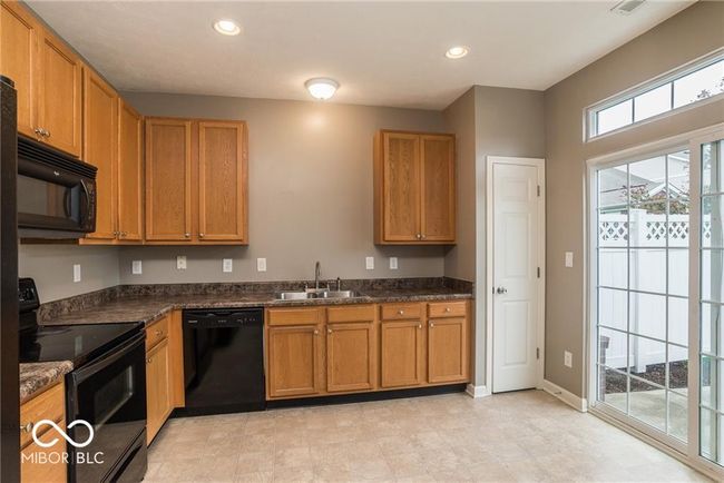 10910 Perry Pear Dr, Condo with 2 bedrooms, 3 bathrooms and null parking in Zionsville IN | Image 9