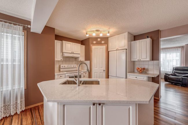 160 Eversyde Circle Sw, Home with 3 bedrooms, 2 bathrooms and 4 parking in Calgary AB | Image 3