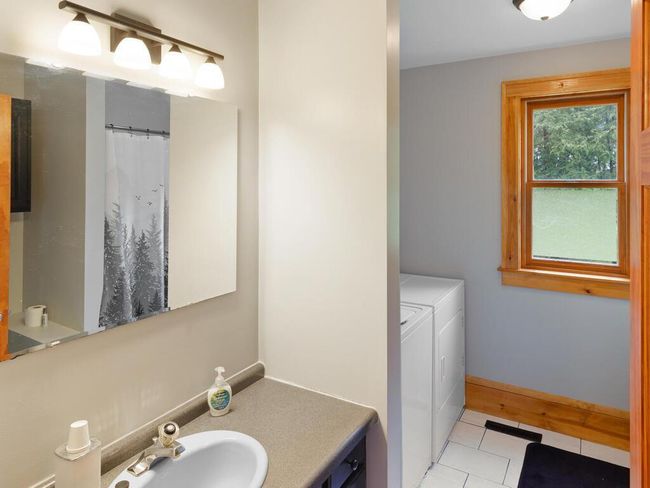 Bath in LL with another washer and dryer | Image 55