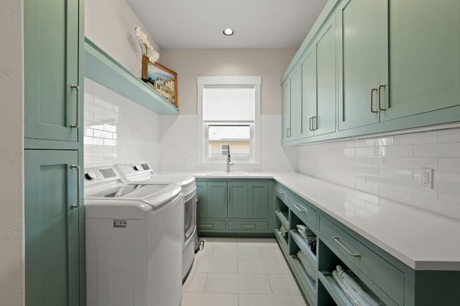 Designer laundry area. | Image 26