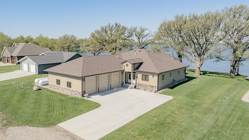 49491 Oak Tree Ln, Jackson, MN, 56143-1193 | Card Image