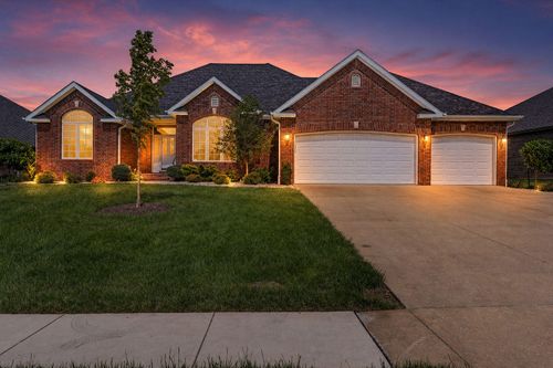 1053 E Lakewood St, Springfield, MO, 65810-2451 | Card Image