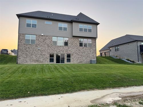 55590 Laurel Oaks Ln, Utica, MI, 48315-6710 | Card Image