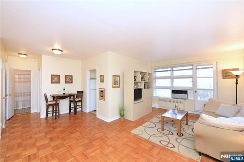 5 Roosevelt Pl, Montclair, NJ, 07042-6307 | Card Image