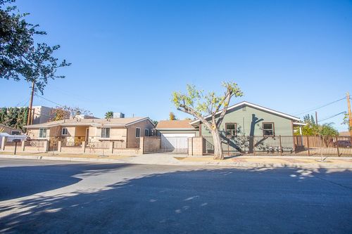 21511 Bassett St, Canoga Park, CA, 91303-2202 | Card Image