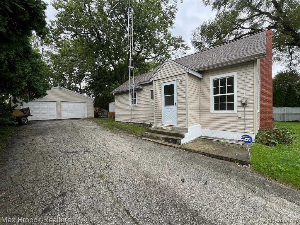 Parkwood Ave, Burton, MI 48529
