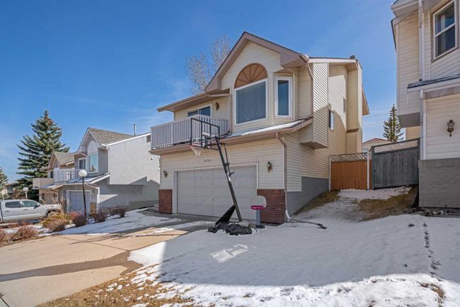9711 Sanderling Way Nw, Home with 5 bedrooms, 3 bathrooms and 4 parking in Calgary AB | Image 3
