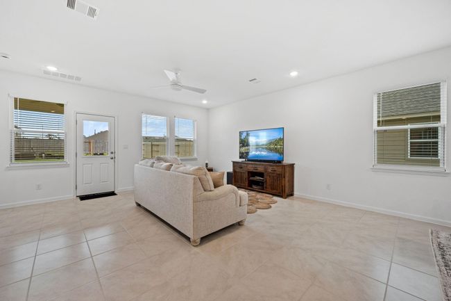 228 Little Spring Ct, House other with 5 bedrooms, 3 bathrooms and 2 parking in Anahuac TX | Image 6