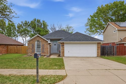 829 Parkwest Blvd, Saginaw, TX, 76179-3415 | Card Image