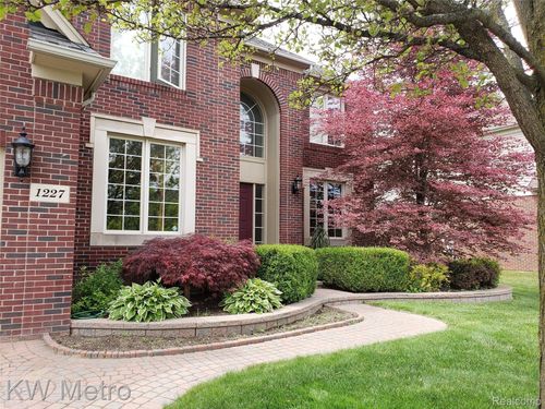 1227 Letica Dr, Rochester, MI, 48307-6085 | Card Image