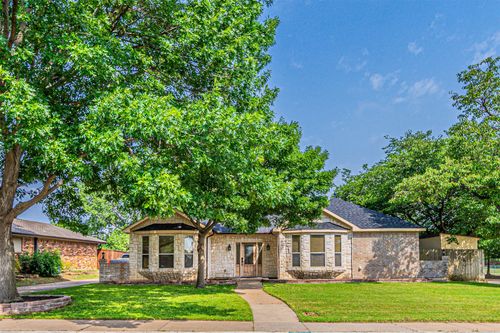 738 Laramie Dr, Lewisville, TX, 75077-2846 | Card Image