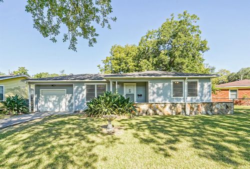 1 Southlawn Cir, La Marque, TX, 77568-5745 | Card Image