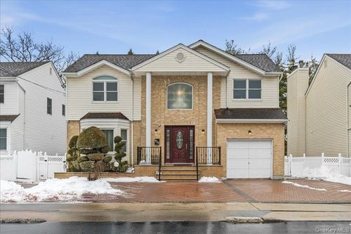 1662 Park Ave, New Hyde Park, NY, 11040-4325 | Card Image