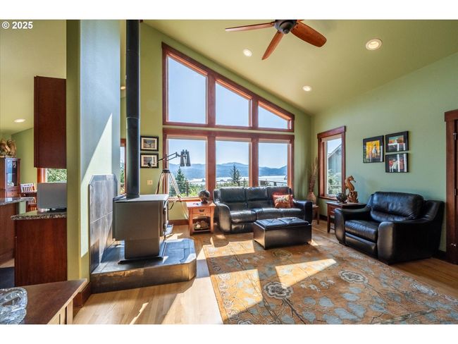 Living Room-Vaulted Ceilings | Image 6