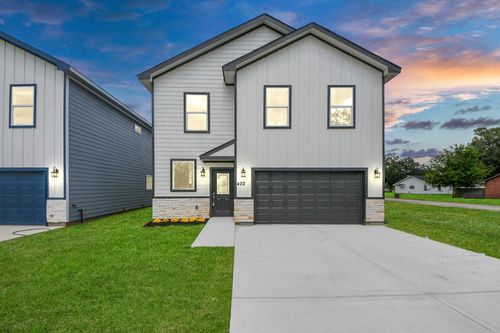 402 N 4th St, Beasley, TX, 77417-5812 | Card Image