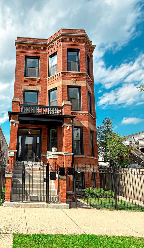 3608 W Wolfram St, Chicago, IL, 60618-7318 | Card Image
