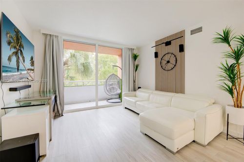 215-2775 Ne 187th St, Aventura, FL, 33180-2917 | Card Image