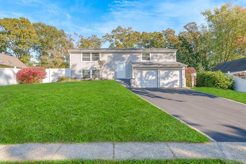 79 Snowberry Lane, Islip, NY, 11749 | Card Image