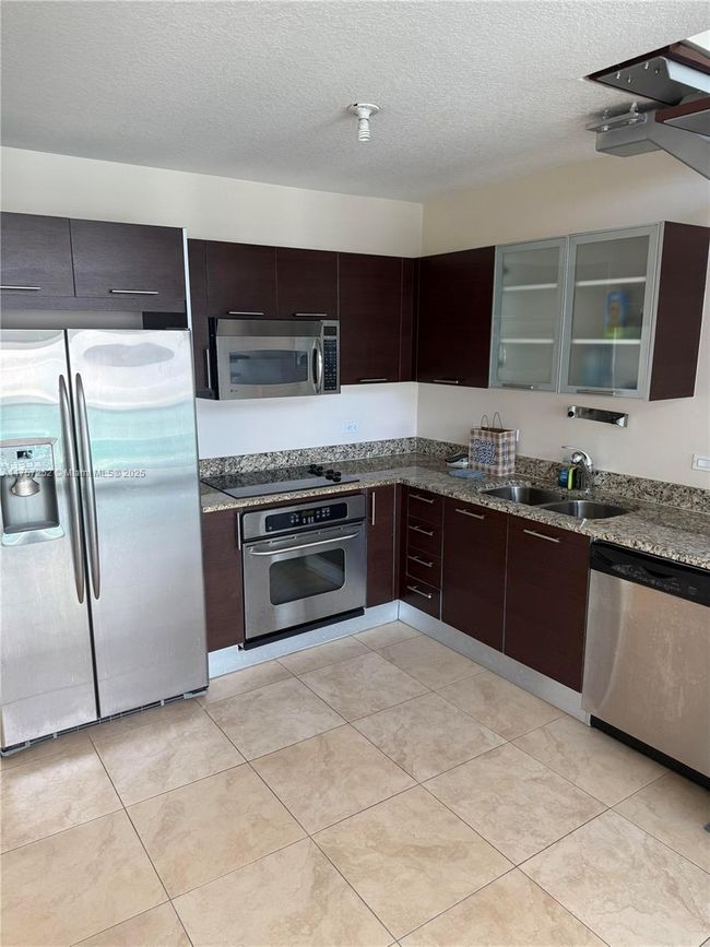 APT-2215 - 41 Se 5 Th St, Condo with 1 bedrooms, 2 bathrooms and null parking in Miami FL | Image 5