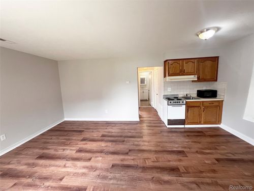 99-25653 Salem St, Roseville, MI, 48066-5810 | Card Image