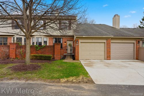 7072 Green Farm Rd, West Bloomfield, MI, 48322-2822 | Card Image