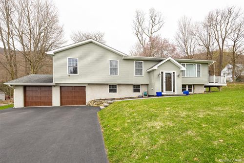 8 Willow Rd, Beacon, NY, 12508-2912 | Card Image