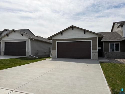 5221 E 67th St Street, Sioux Falls, SD, 57108 | Card Image