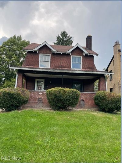 View of front of property featuring a front yard | Image 1