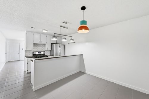 a-3408 Dolphin Dr, Austin, TX, 78704-6031 | Card Image