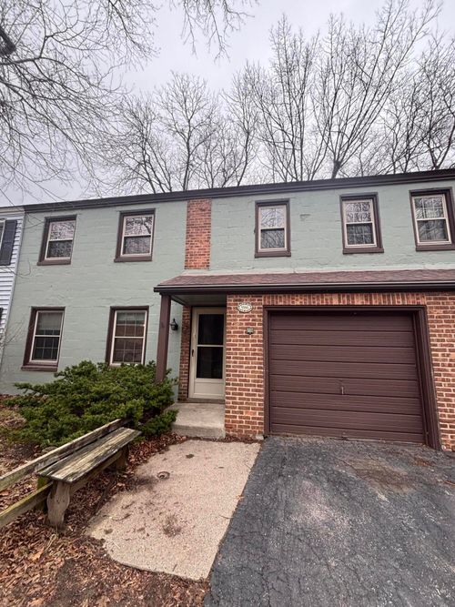 5586 Azalea Ct, Greendale, WI, 53129-1717 | Card Image