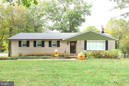 379 Holyoke Dr, YORK, PA, 17402-5013 | Card Image