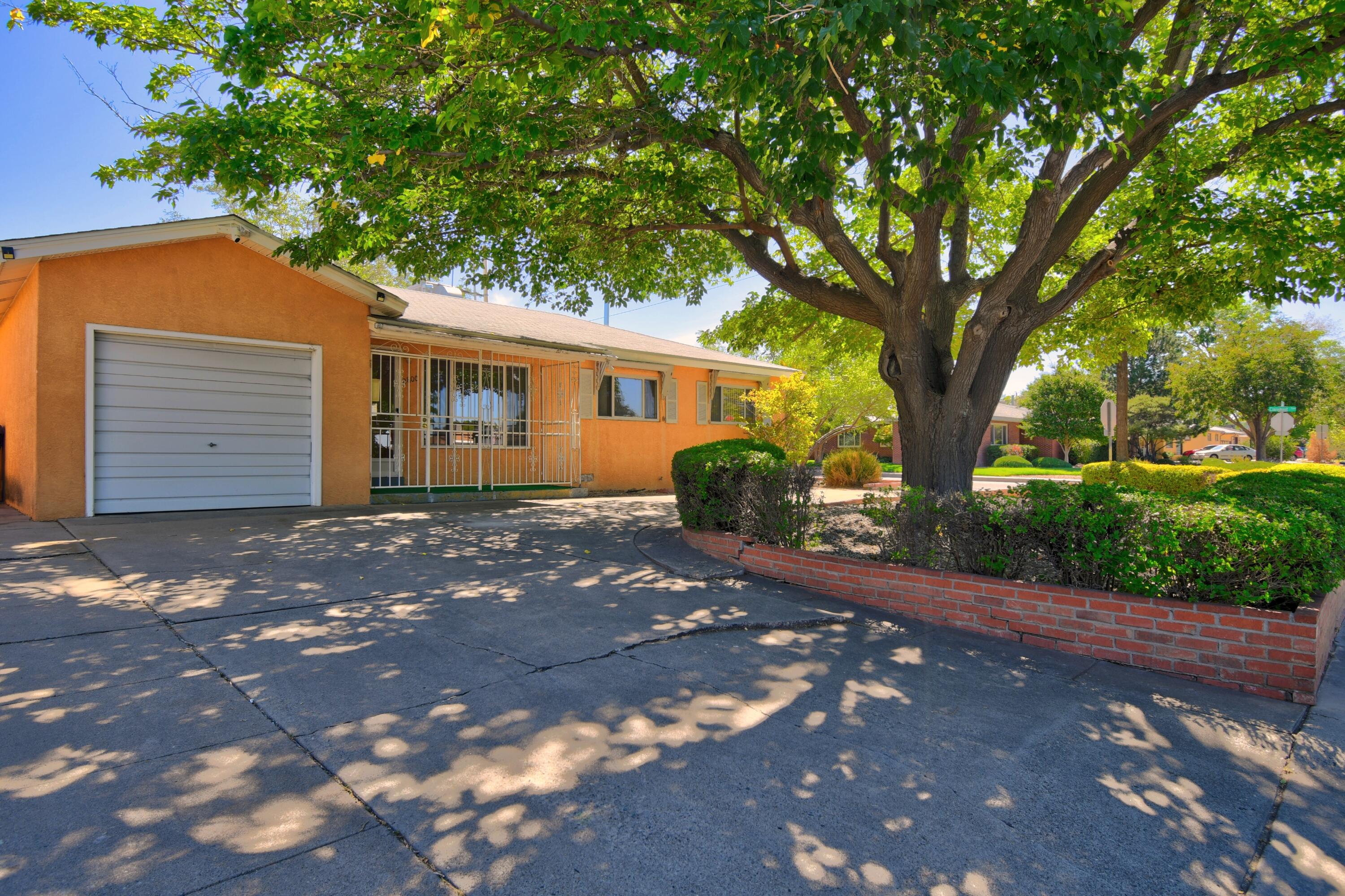 Alvarado Dr, Albuquerque, NM 87110