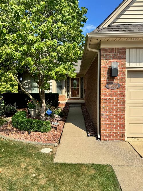 6955 Cross Creek Dr, Washington Township, MI, 48094-3803 | Card Image