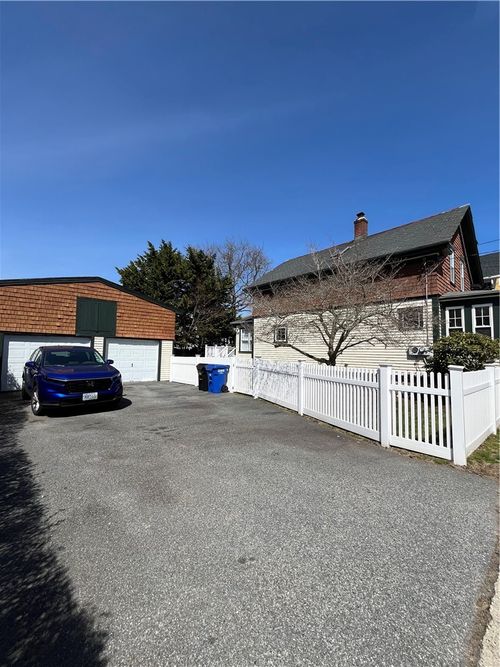 9 Potter St, Newport, RI, 02840-3921 | Card Image