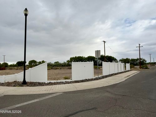 804 Maple Way, Fallon, NV, 89406-2891 | Card Image