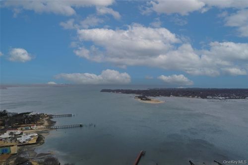 31 Harbour Rd, Great Neck, NY, 11024-1203 | Card Image